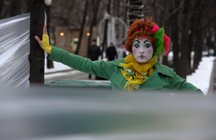 В честь Дня смеха клоуны разрисовали лица москвичей 5 фото