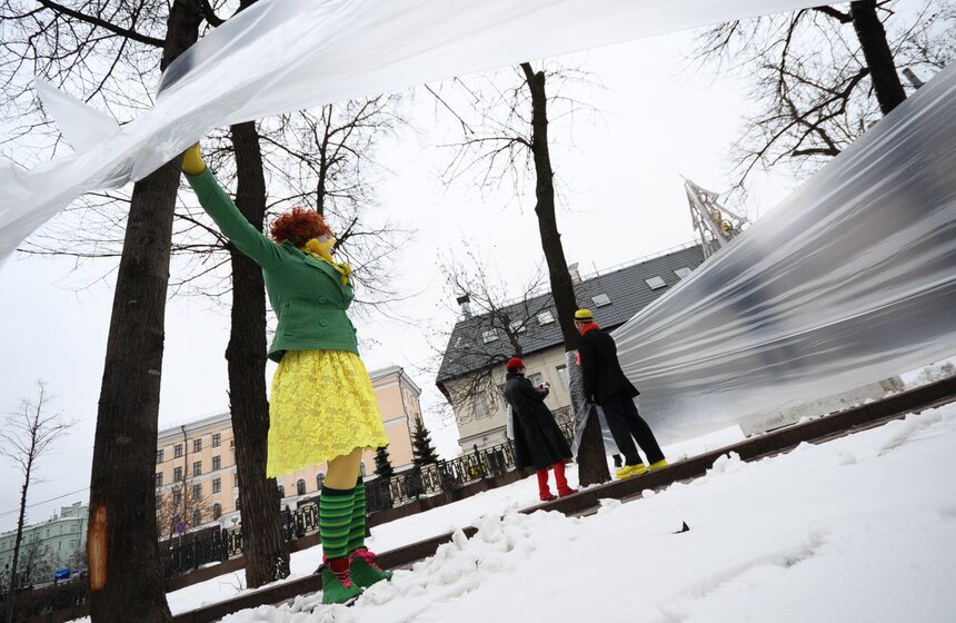 В честь Дня смеха клоуны разрисовали лица москвичей 4 фото