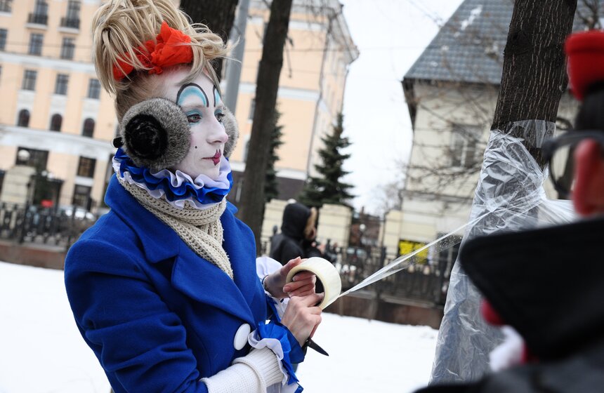 В честь Дня смеха клоуны разрисовали лица москвичей 7 фото