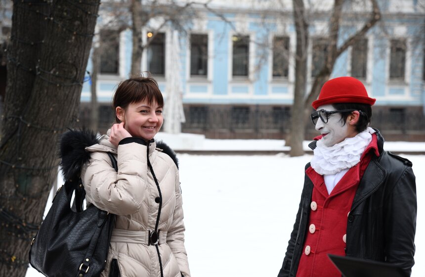 В честь Дня смеха клоуны разрисовали лица москвичей 19 фото