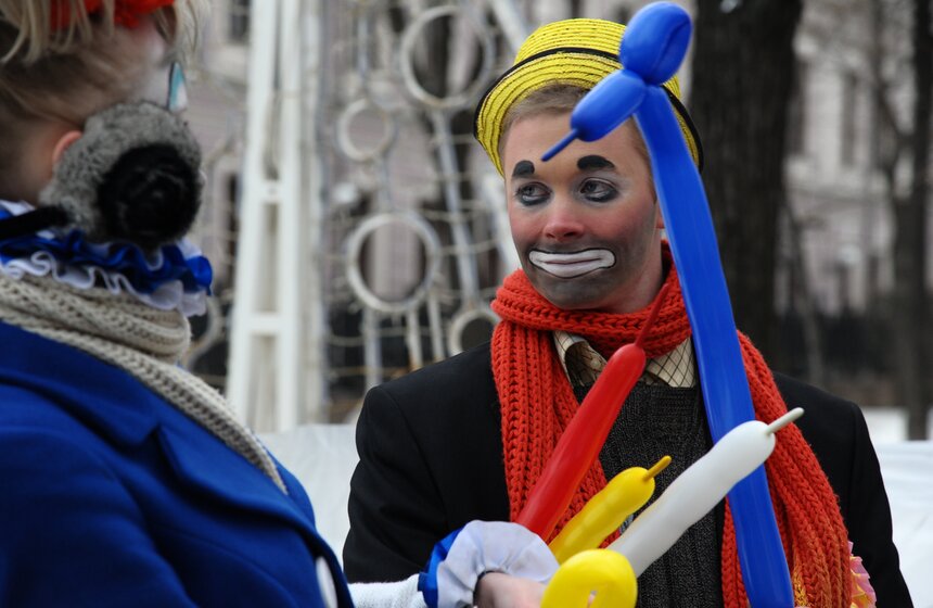 В честь Дня смеха клоуны разрисовали лица москвичей 18 фото