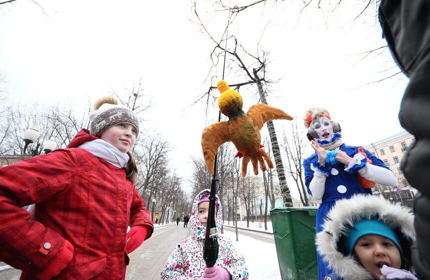 В честь Дня смеха клоуны разрисовали лица москвичей 12 фото