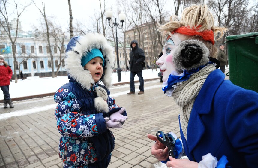 В честь Дня смеха клоуны разрисовали лица москвичей 11 фото