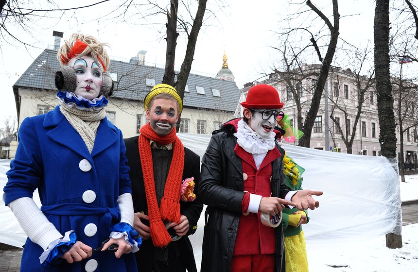 В честь Дня смеха клоуны разрисовали лица москвичей 10 фото