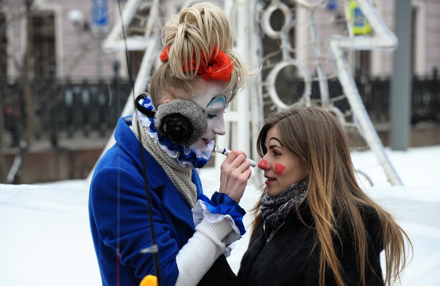В честь Дня смеха клоуны разрисовали лица москвичей 13 фото