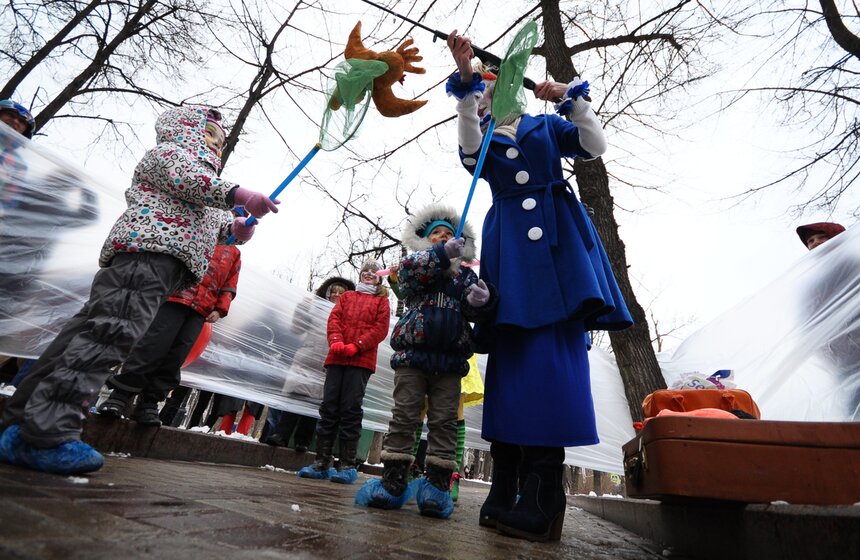 В честь Дня смеха клоуны разрисовали лица москвичей 16 фото