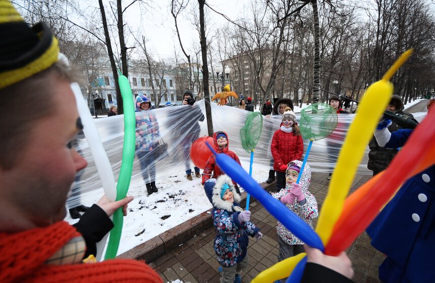 В честь Дня смеха клоуны разрисовали лица москвичей 15 фото