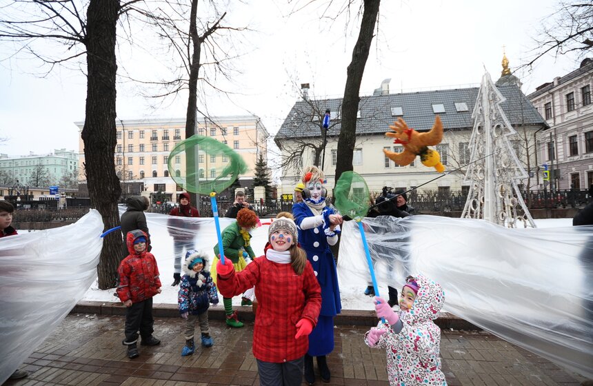 В честь Дня смеха клоуны разрисовали лица москвичей 17 фото