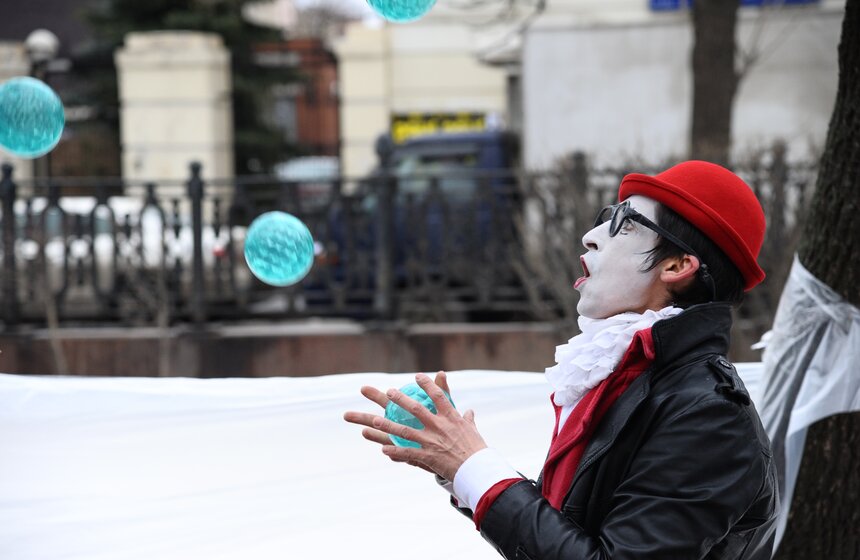 В честь Дня смеха клоуны разрисовали лица москвичей 22 фото