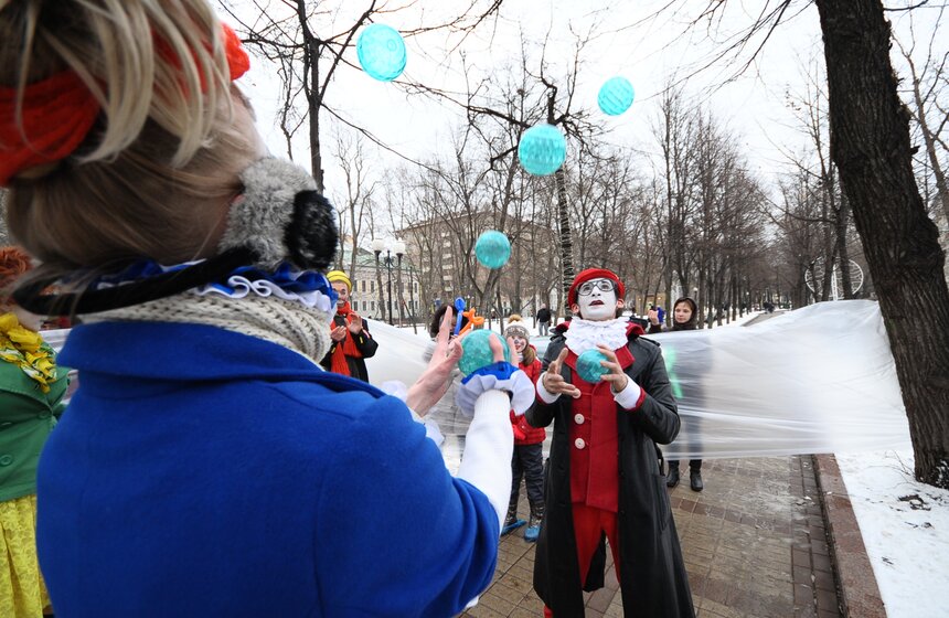 В честь Дня смеха клоуны разрисовали лица москвичей 21 фото