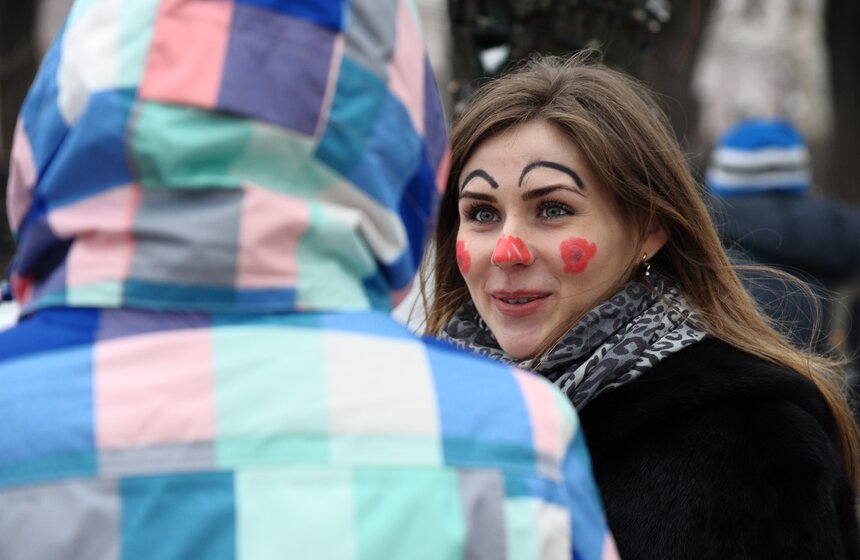 В честь Дня смеха клоуны разрисовали лица москвичей 20 фото