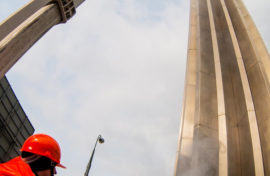 Как памятник Юрию Гагарину готовят к весеннему сезону 10 фото