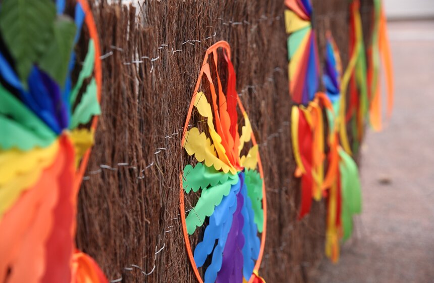 Двухметровые яйца и арт-объекты: как столицу украшают к Пасхе 18 фото