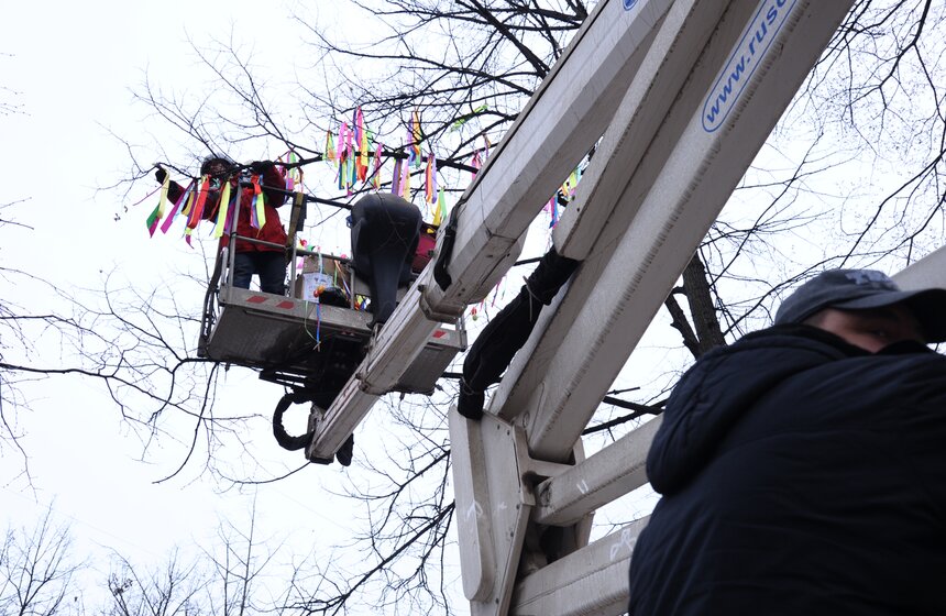 Двухметровые яйца и арт-объекты: как столицу украшают к Пасхе 17 фото