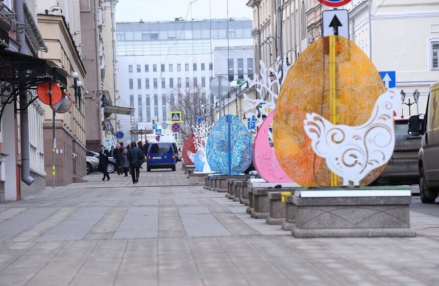 Двухметровые яйца и арт-объекты: как столицу украшают к Пасхе 12 фото