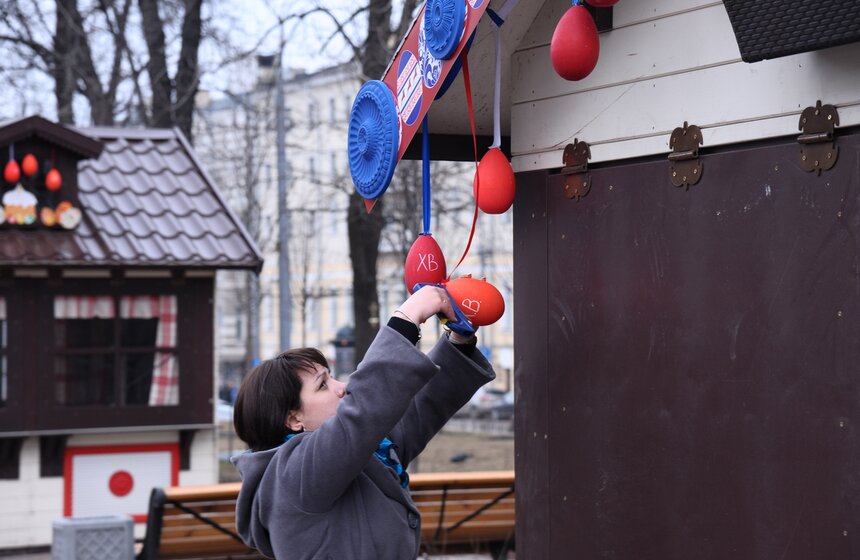 Двухметровые яйца и арт-объекты: как столицу украшают к Пасхе 13 фото