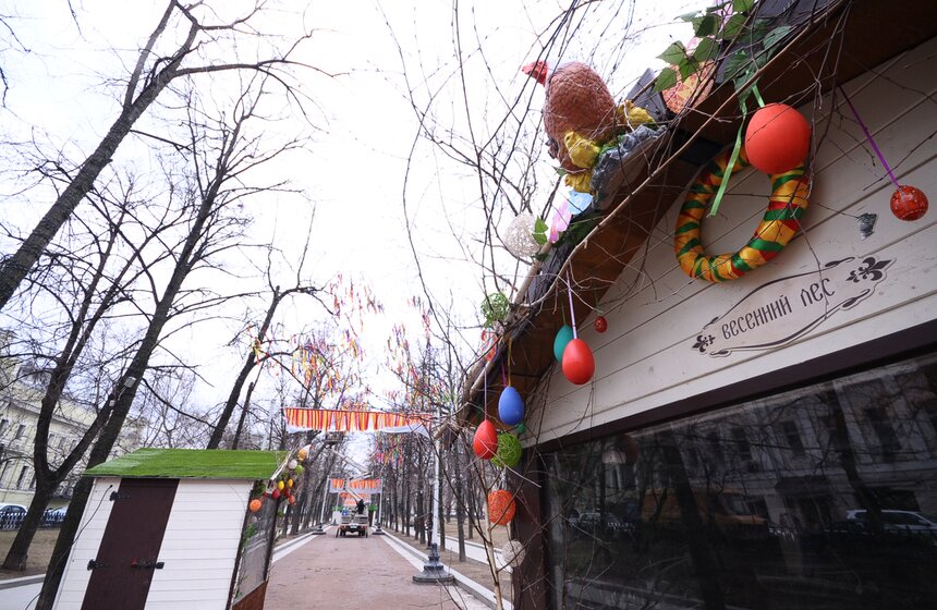 Двухметровые яйца и арт-объекты: как столицу украшают к Пасхе 16 фото