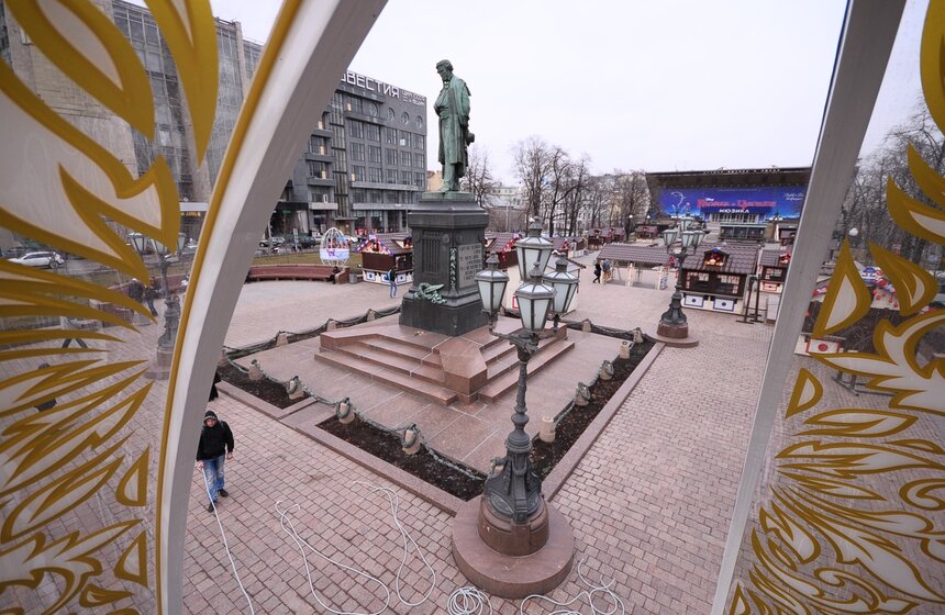 Двухметровые яйца и арт-объекты: как столицу украшают к Пасхе 27 фото