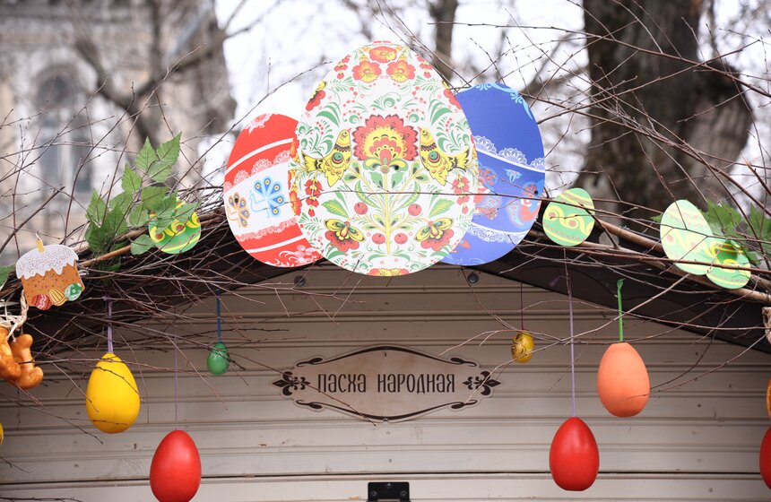 Двухметровые яйца и арт-объекты: как столицу украшают к Пасхе 21 фото