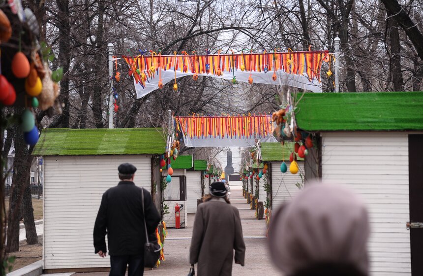 Двухметровые яйца и арт-объекты: как столицу украшают к Пасхе 20 фото