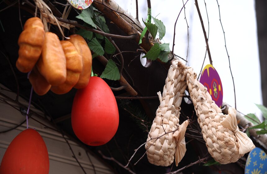 Двухметровые яйца и арт-объекты: как столицу украшают к Пасхе 19 фото