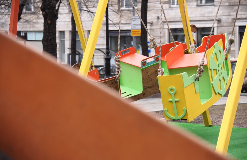 Двухметровые яйца и арт-объекты: как столицу украшают к Пасхе 22 фото