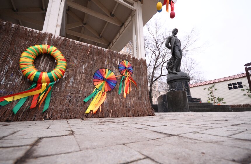 Двухметровые яйца и арт-объекты: как столицу украшают к Пасхе 25 фото