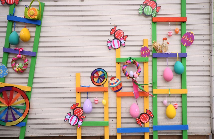 Двухметровые яйца и арт-объекты: как столицу украшают к Пасхе 24 фото