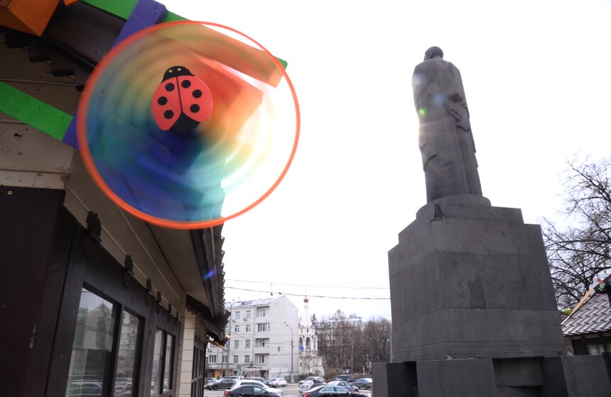 Двухметровые яйца и арт-объекты: как столицу украшают к Пасхе 23 фото
