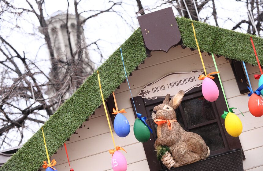 Двухметровые яйца и арт-объекты: как столицу украшают к Пасхе 26 фото