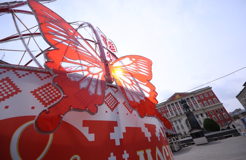 Двухметровые яйца и арт-объекты: как столицу украшают к Пасхе 6 фото