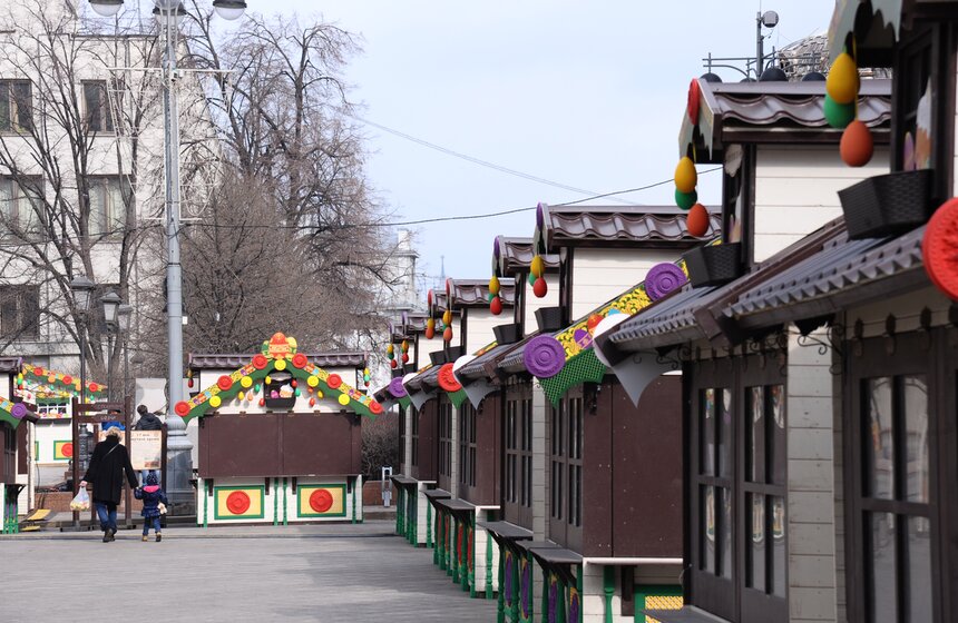 Двухметровые яйца и арт-объекты: как столицу украшают к Пасхе 9 фото