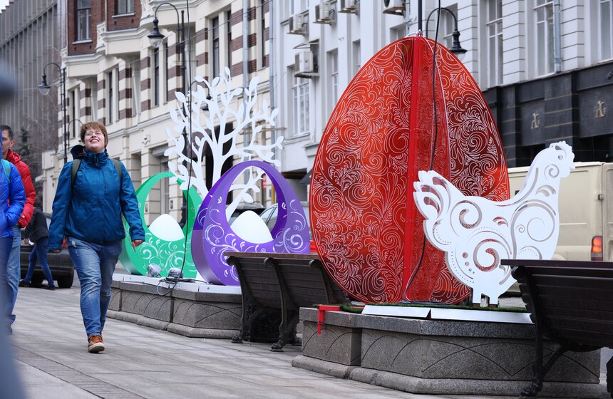 Двухметровые яйца и арт-объекты: как столицу украшают к Пасхе 11 фото