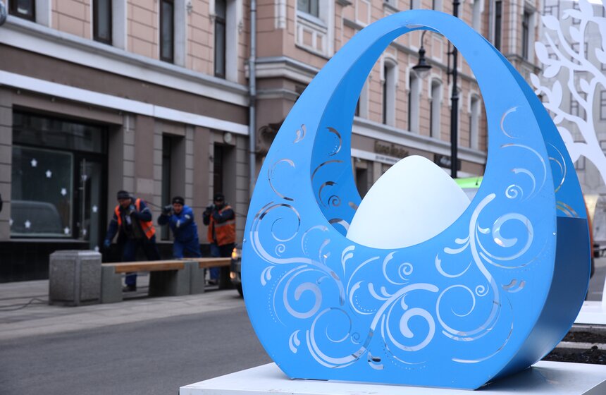 Двухметровые яйца и арт-объекты: как столицу украшают к Пасхе 10 фото