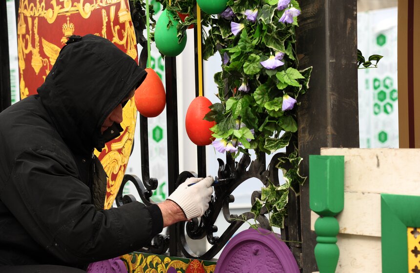 Двухметровые яйца и арт-объекты: как столицу украшают к Пасхе 4 фото