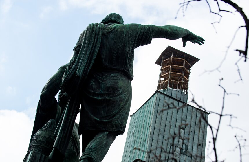 Спасскую башню освобождают от строительных лесов 2 фото