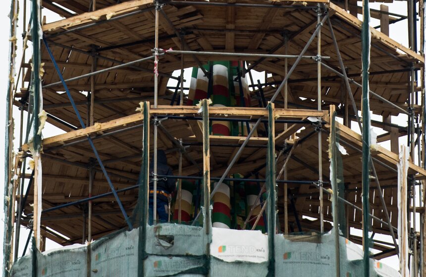 Спасскую башню освобождают от строительных лесов 8 фото