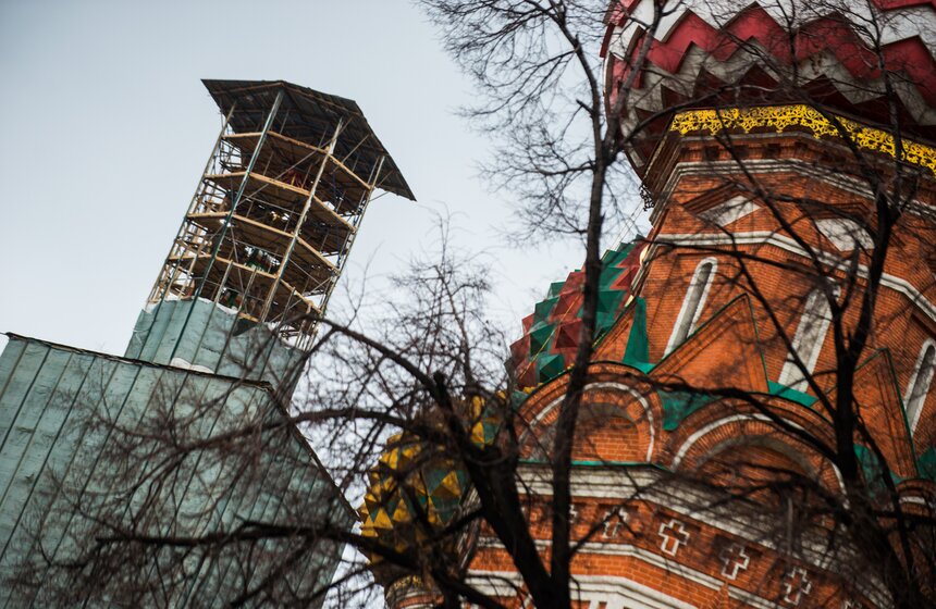 Спасскую башню освобождают от строительных лесов 12 фото