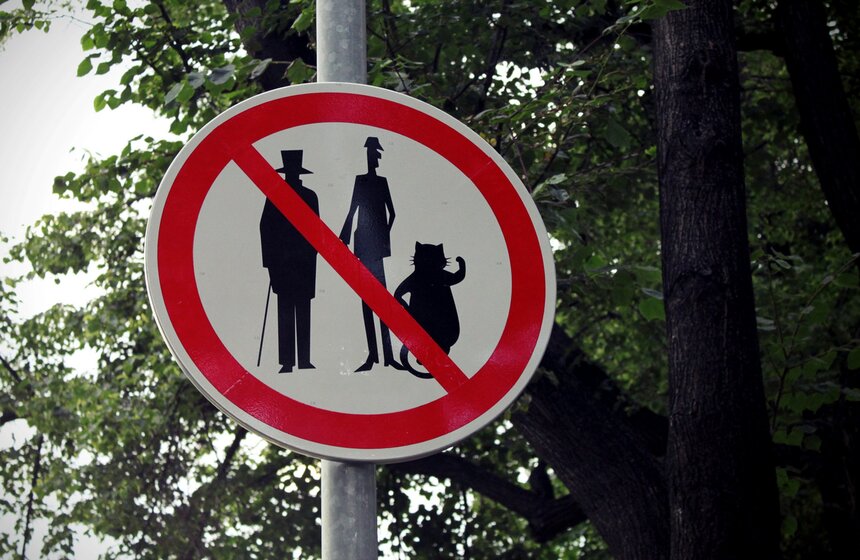 Появилась табличка "Запрещено разговаривать с незнакомцами" 1 фото