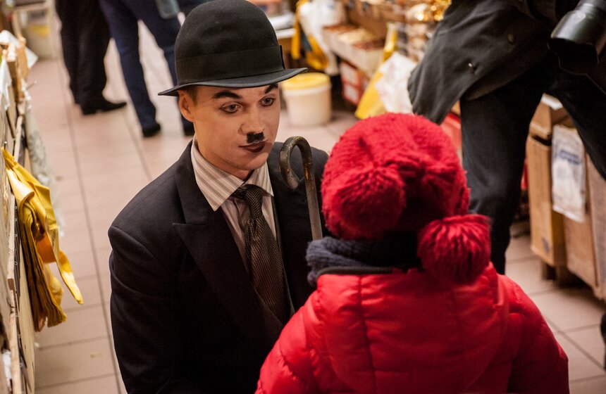 Актеры мюзикла "Чаплин" выступили на Даниловском рынке 9 фото