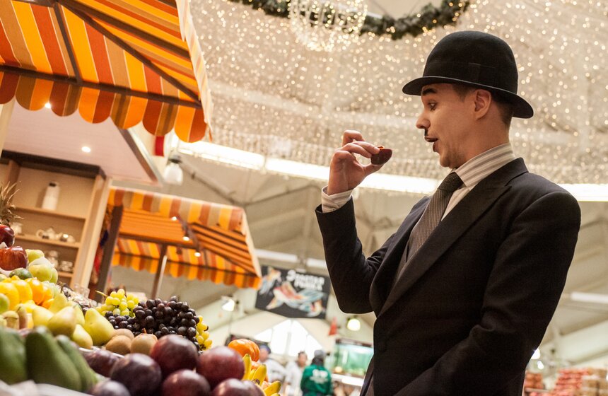 Актеры мюзикла "Чаплин" выступили на Даниловском рынке 8 фото