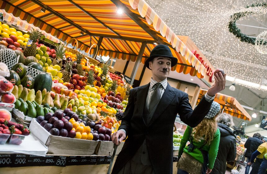 Актеры мюзикла "Чаплин" выступили на Даниловском рынке 7 фото