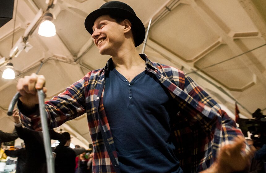 Актеры мюзикла "Чаплин" выступили на Даниловском рынке 3 фото