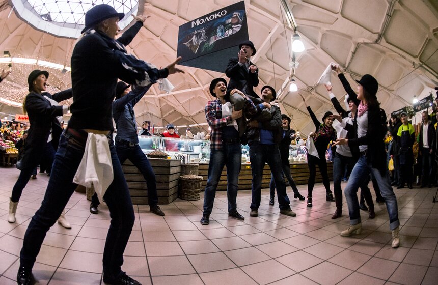 Актеры мюзикла "Чаплин" выступили на Даниловском рынке 5 фото