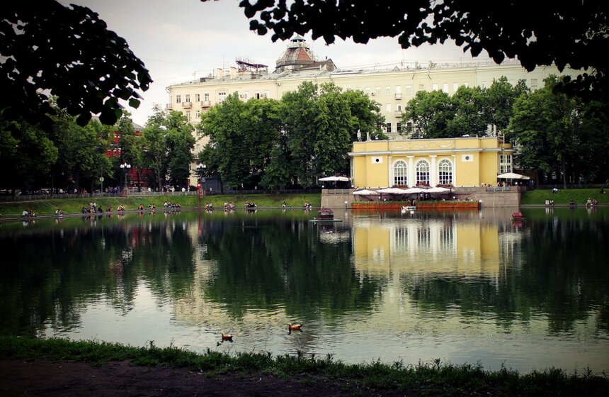 Вид с противоположного берега на аллею, где впервые появился Воланд с компанией. Именно там установлен знак