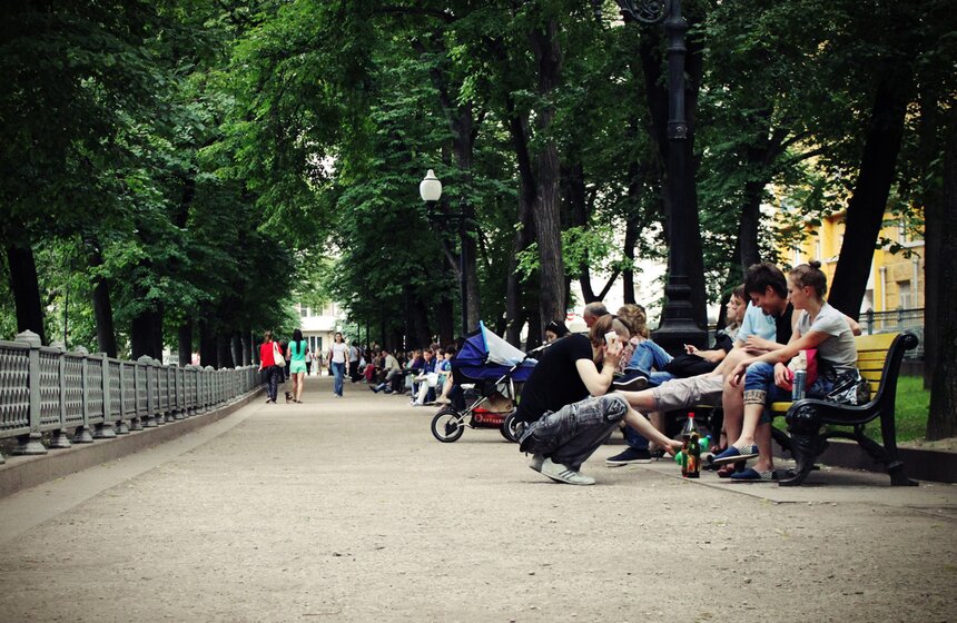 На одной из этих скамеек произошел известный "разговор на Патриарших прудах"