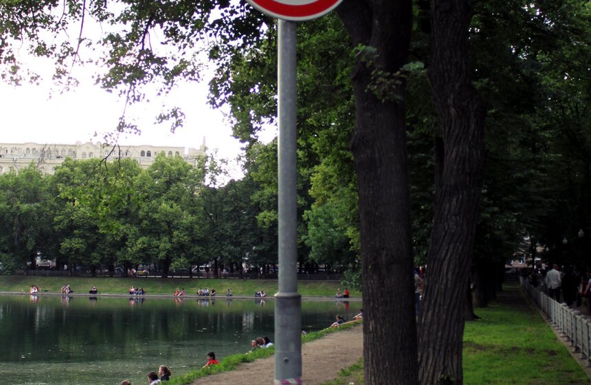 Появилась табличка "Запрещено разговаривать с незнакомцами" 7 фото