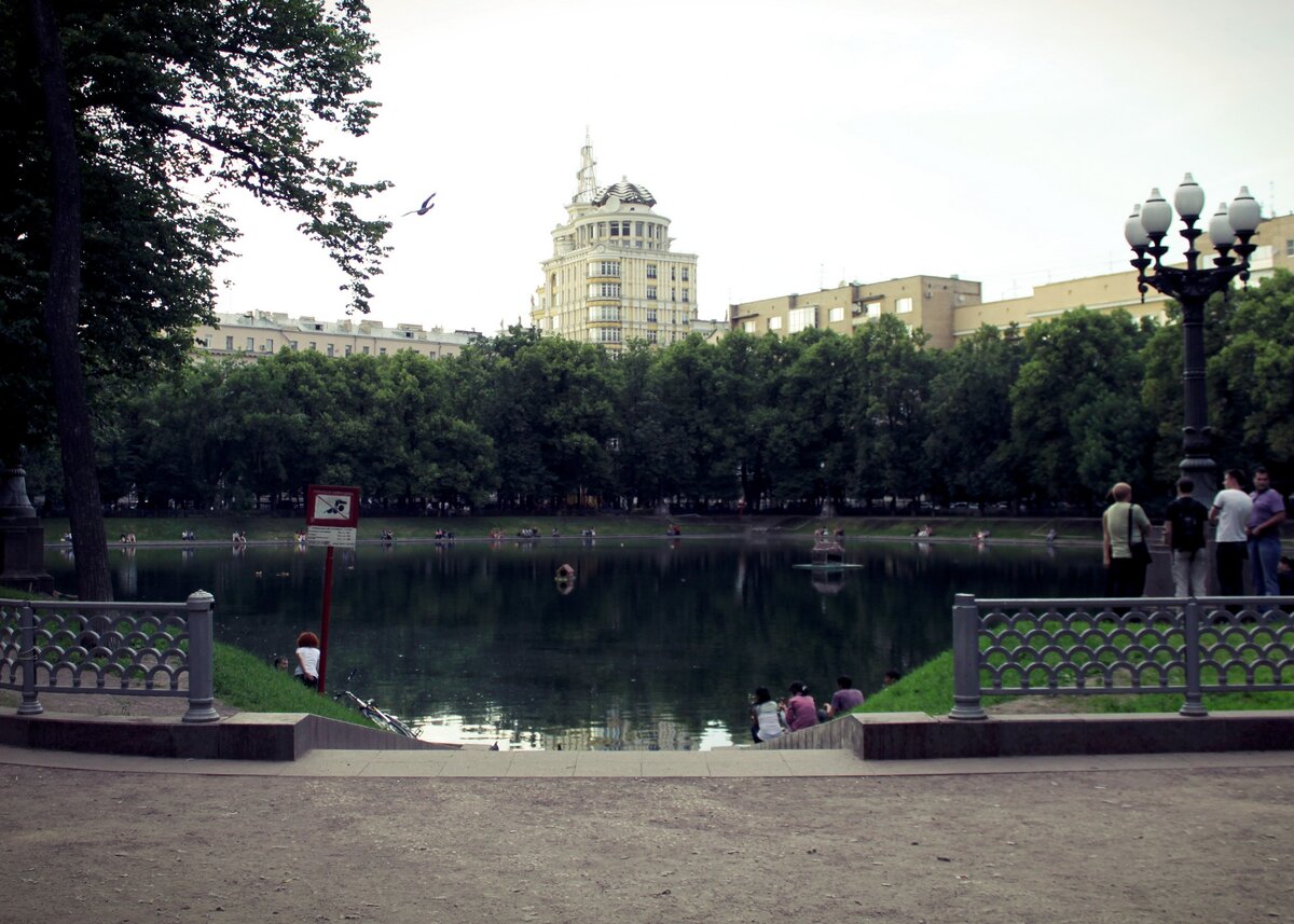 Патриаршие пруды камеди. Патриаршие пруды парк. Патриаршие пруды 1990. Патриаршие пруды 1990 годы. Патриаршие пруды район Москвы.