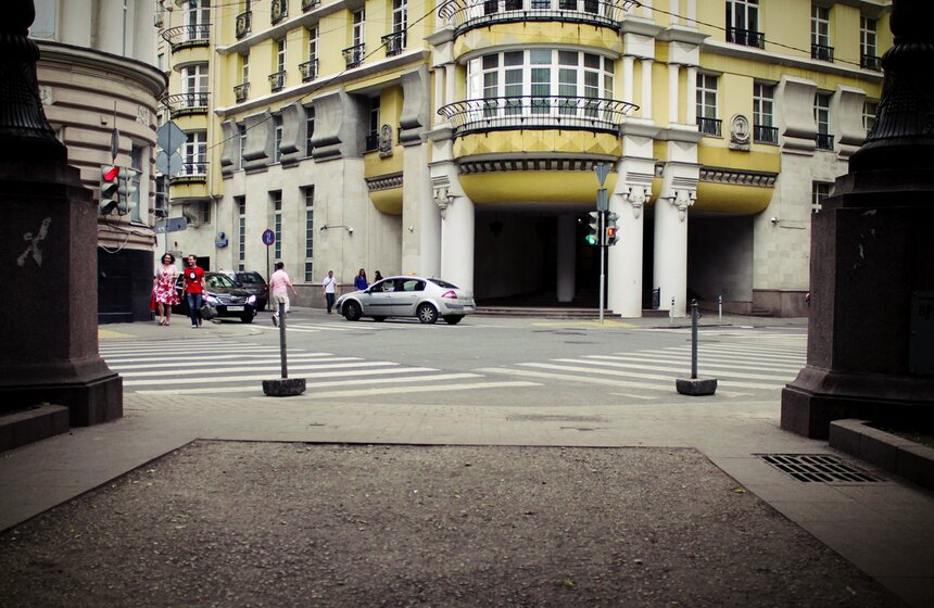 Здесь растяпа Аннушка пролила свое масло и решилась судьба Берлиоза