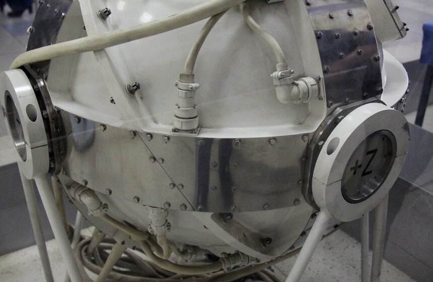 Мэр ознакомился с производством искусственного спутника 16 фото